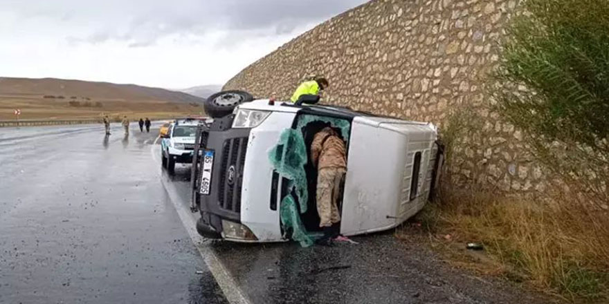 Hakkari-Van karayolunda minibüs devrildi: 14 yaralı