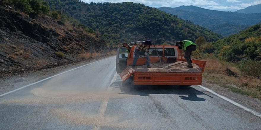 Yüksekova- Şemdinli karayoluna akan motor yağı tehlike saçtı