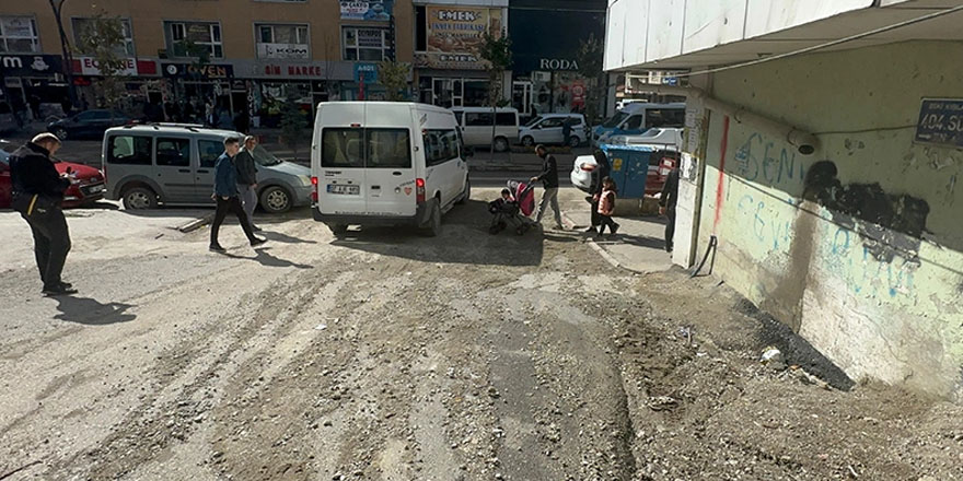 Yüksekova’da tamamlanmayan yol çalışmaları esnafı mağdur etti