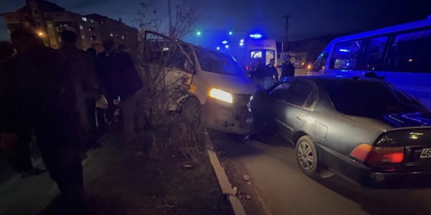 Yüksekova'da Trafik kazası: 1'i ağır 4 yaralı