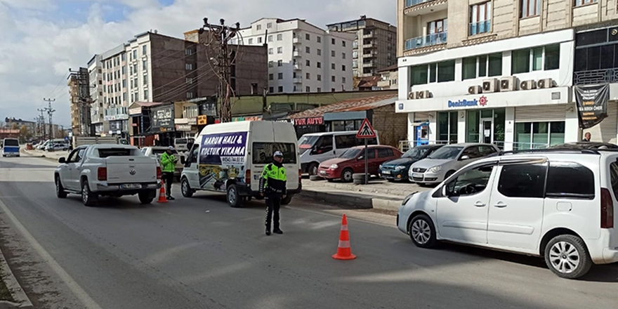 Yüksekova’da sürücülere ceza yağdı