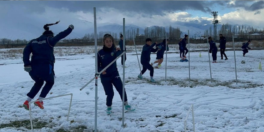 Yüksekova'da Kadın futbolcular karlı zeminde şampiyonluğa hazırlanıyor