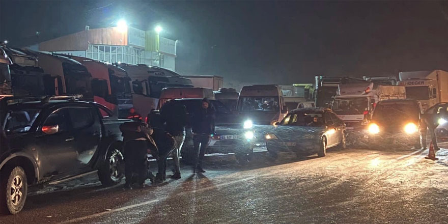 Hakkari-Van Karayolunun Güzeldere geçidinde ulaşım aksadı