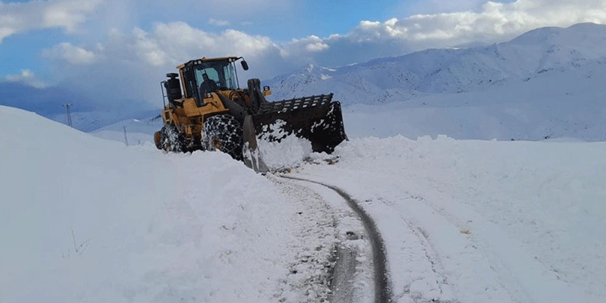 Yüksekova'da ekipler kardan kapanan köy yolunu açtı