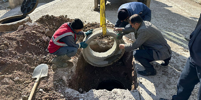 Yüksekova'da ki Kanalizasyon bacaları yükseltiliyor