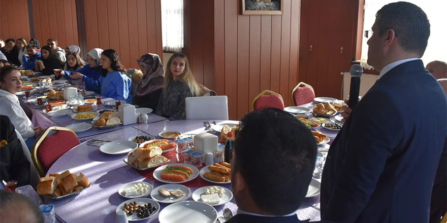Yüksekova’da öğretmenlere kahvaltı verildi