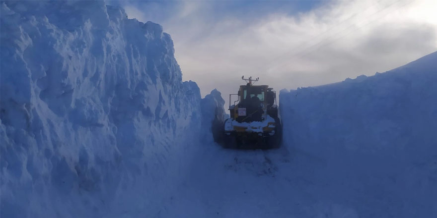 Yüksekova’da 4 metre karla mücadele