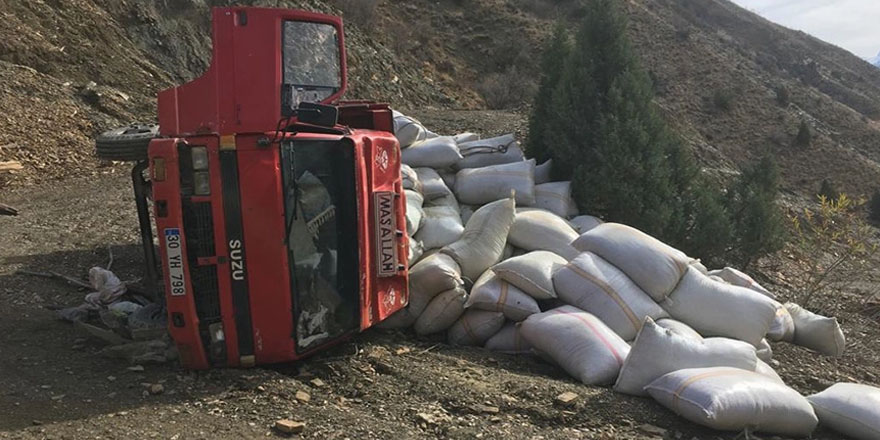 Hakkari'de saman yüklü kamyon devrildi