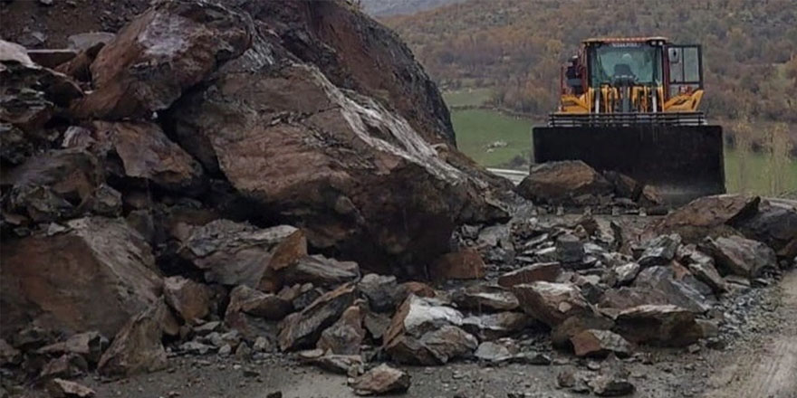 Şemdinli'de kayaların kapattığı yol ulaşıma açıldı