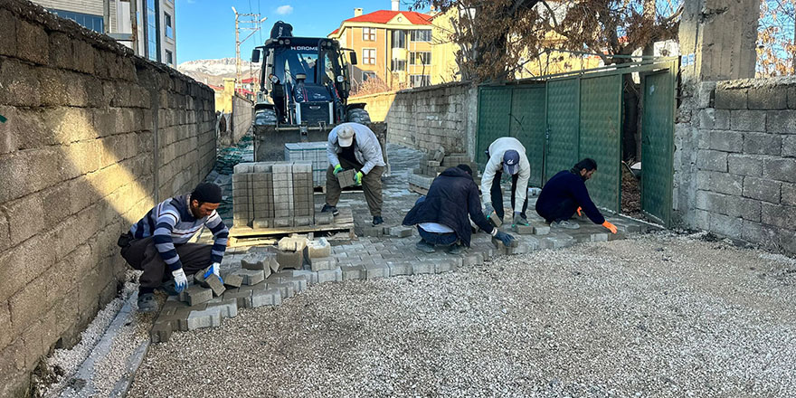 Yüksekova'da Kilitli Parke Taşı çalışmaları devam ediyor