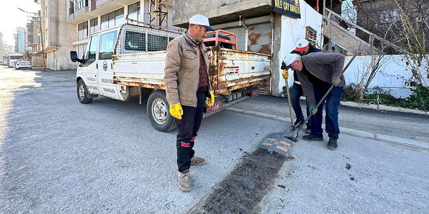 Yüksekova Belediyesi, hız kesme kasislerini kar yağışı öncesi söküyor