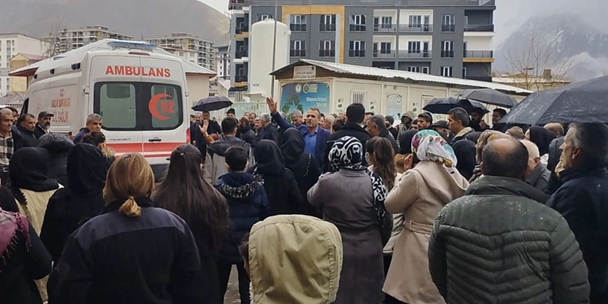 Çukurca'da Elektrik akımına kapılan VEDAŞ çalışanı ağır yaralandı