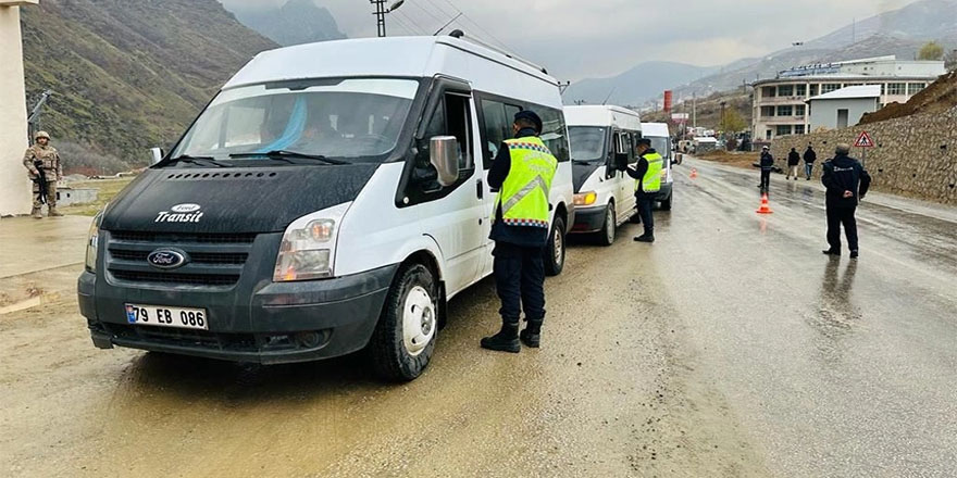 Şemdinli’de servis araçları denetlendi