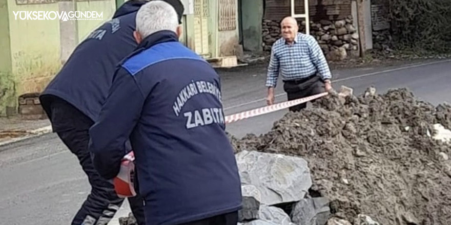 Hakkari’de mahalle yolu çöktü