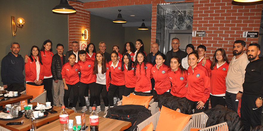 Yüksekova Belediyespor Kadın Futbol Takımı, yemekte bir araya geldi