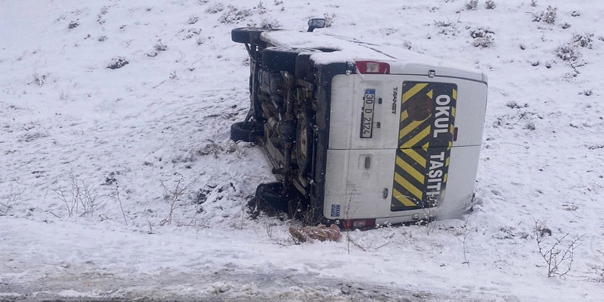 Yüksekova'da okul taşıtı kayarak yoldan çıktı: 3 yaralı