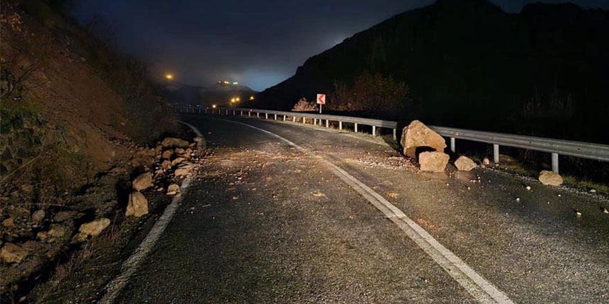 Hakkari-Çukurca karayoluna dev kayalar düştü