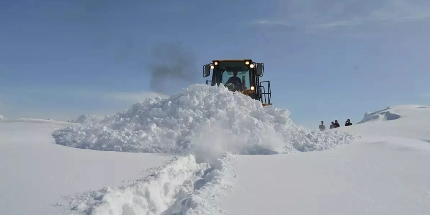 Hakkari'de 144 yerleşim yeri yolu kardan kapandı