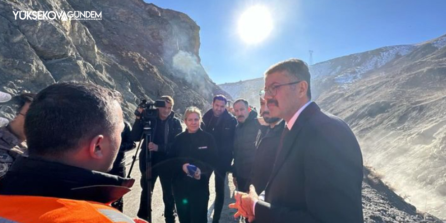 Vali Çelik, Hakkâri karayolunda meydana gelen heyelanı yerinde inceledi