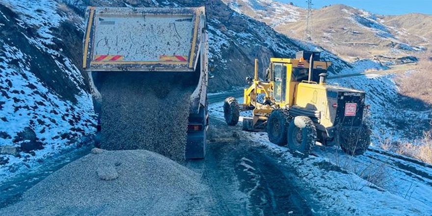 Hakkari-Yüksekova arasındaki alternatif yollarda kumlama çalışması