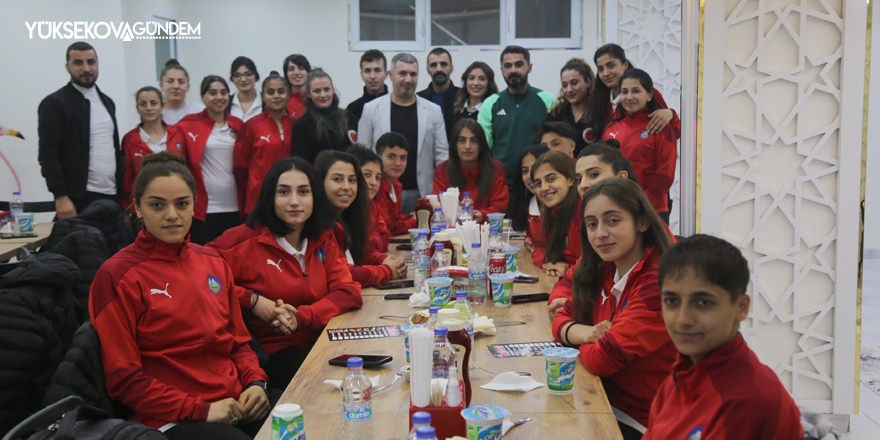 Yüksekova kadın futbol takımına deplasman öncesi moral yemeği