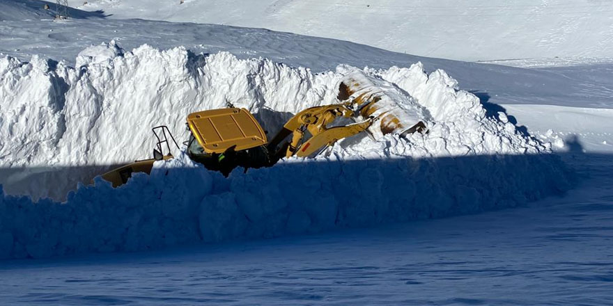 Hakkari'de ekiplerin zorlu kar mücadelesi