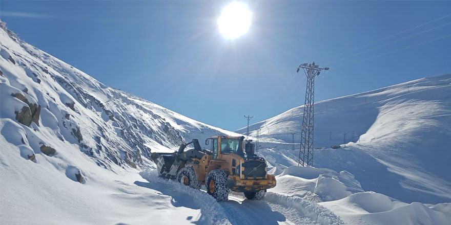 Hakkari’de 10 köy ve 32 mezra yolu ulaşıma kapandı