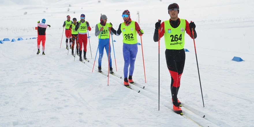 Yüksekova'da kayaklı koşu milli takım elemeleri yapılıyor