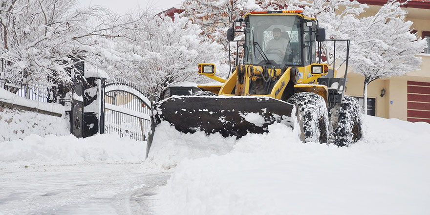 Yüksekova Belediyesi'nden karla mücadele çalışması