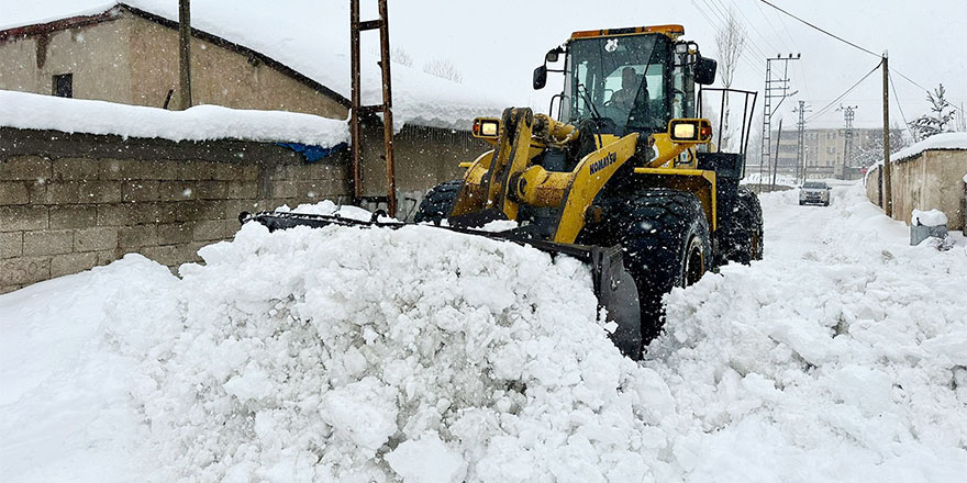 Yüksekova Belediyesi kar temizleme çalışmalarına devam ediyor