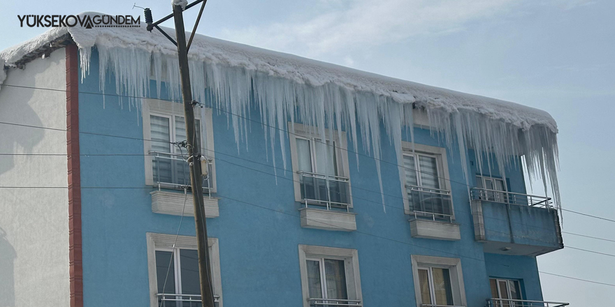 Yüksekova’da çatılardaki buz sarkıtları 3 metreyi buldu