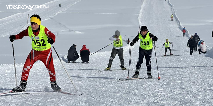 Yüksekova'da düzenlenen kayaklı koşu eleme yarışması sona erdi