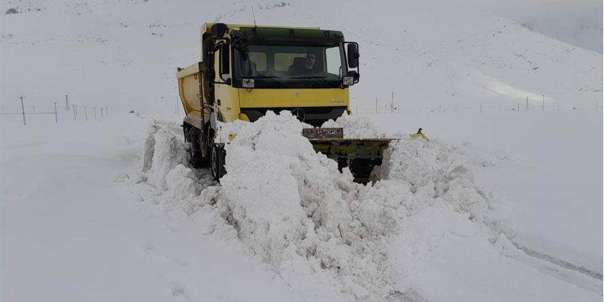 Yüksekova’da zorlu karla mücadele çalışması