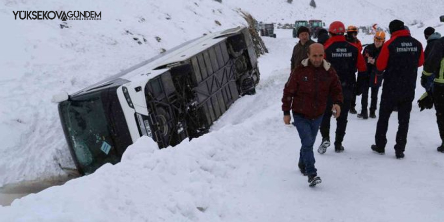 Cenaze yakınlarını taşıyan otobüs devrildi: 20 yaralı