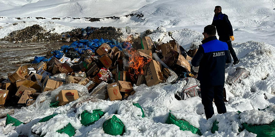 Yüksekova Zabıta Müdürlüğü 1 Kamyon dolusu gıdayı yakarak imha etti