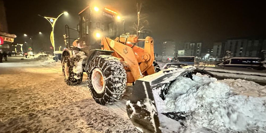 Yüksekova'da kar temizleme çalışması yapıldı