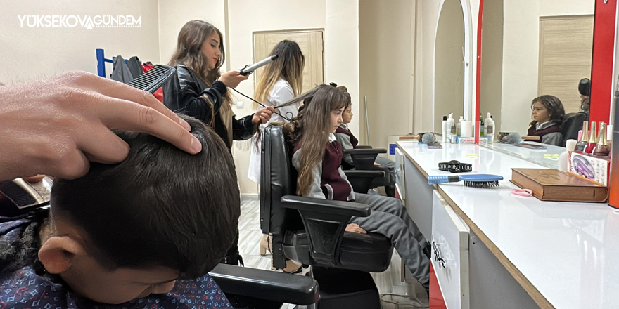 Yüksekova'da Başarılı öğrencilerin saç kesimi ve bakımı yapılıyor