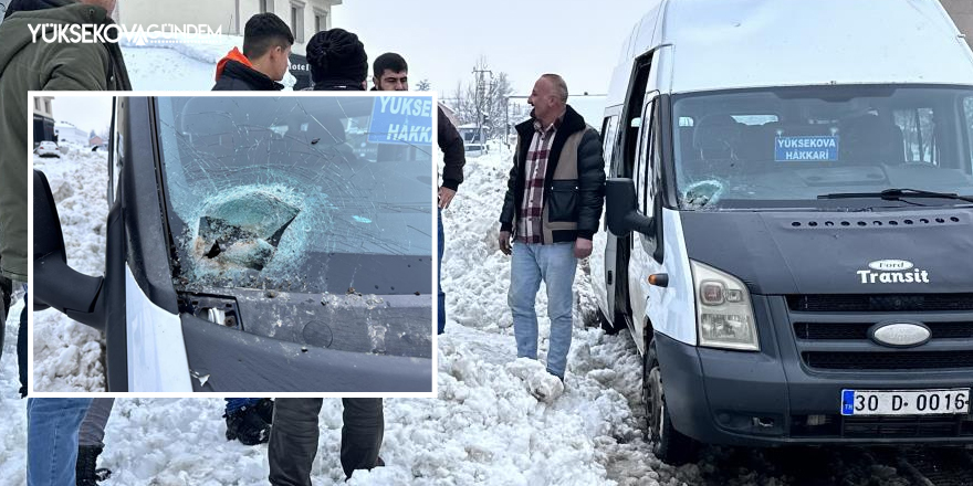 Yüksekova-Van karayolunda düşen kaya parçası minibüse isabet etti