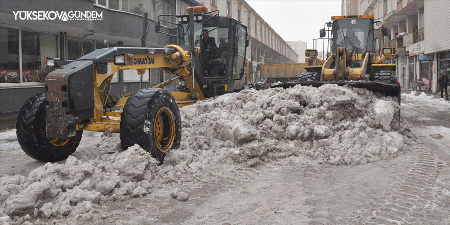 Cengiz Topel Caddesine bağlı ara sokaklarda kar temizleme çalışmaları