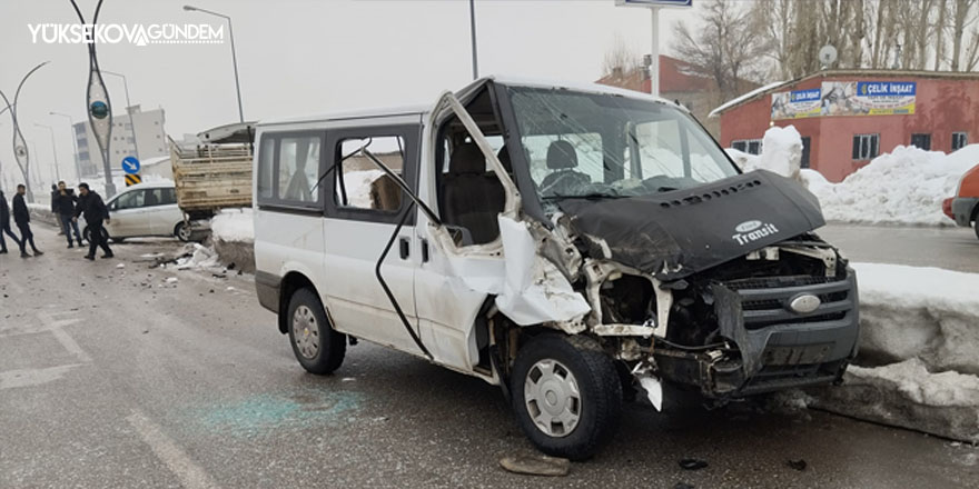 Yüksekova'da Trafik kazası: 2 yaralı