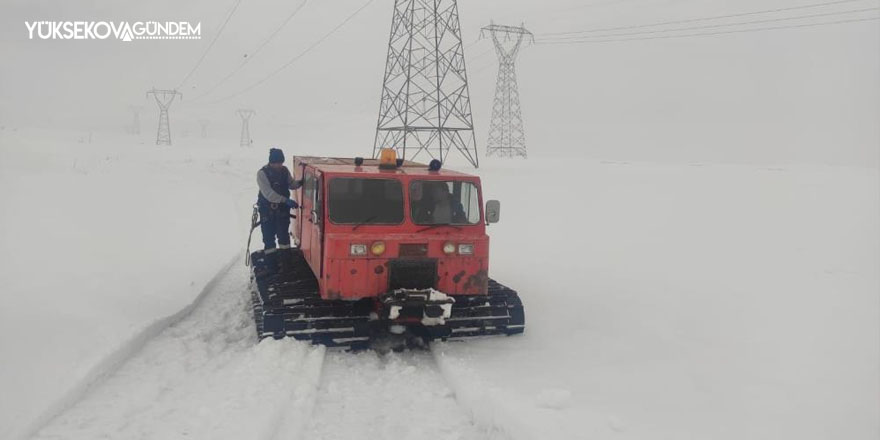 Elektrik onarım ve bakım ekiplerinin Yüksekova'da zorlu mesaisi