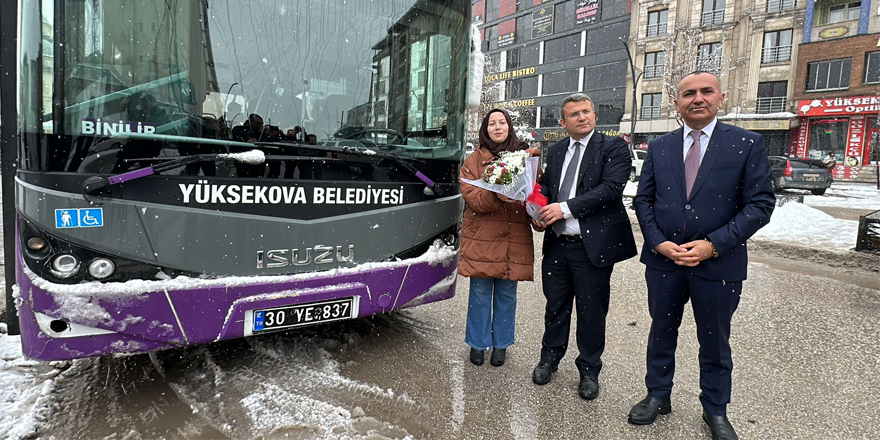 Yüksekova’nın ilk kadın toplu taşıma şoförüne durakta kutlama