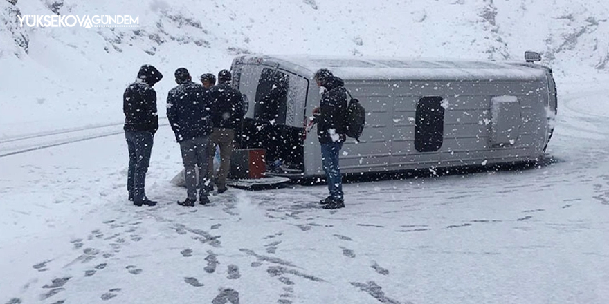 Van-Hakkari karayolunda minibüs devrildi: 7 yaralı