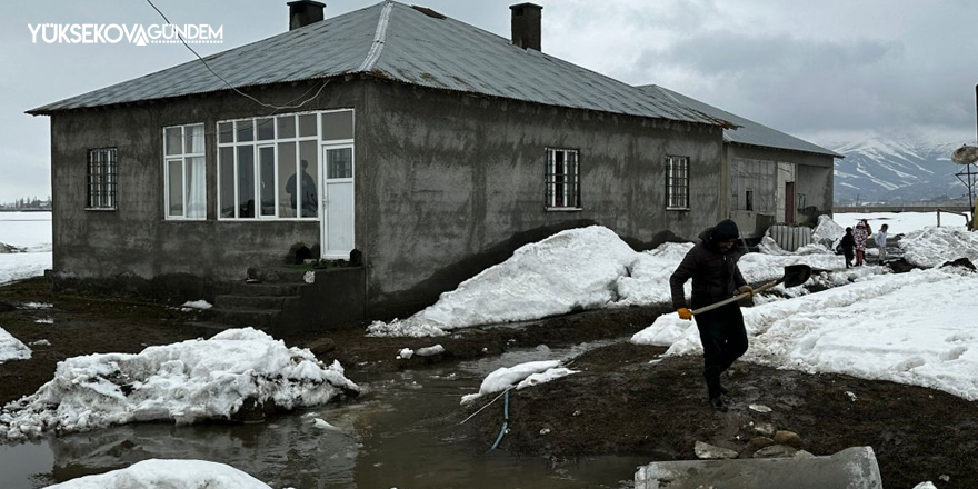 Yüksekova’da bir evin odunluğu sular altında kaldı