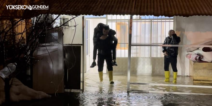 Yüksekova’da evleri sular altında kalan aile, akrabalarına sığındı