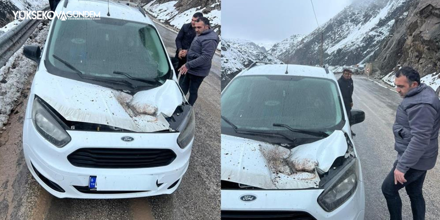 Yüksekova'da seyir halindeki aracın üzerine kaya düştü