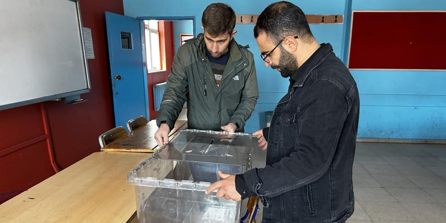 Yüksekova’da sandıklar okullara yerleştirildi