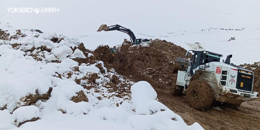 Yüksekova'da heyelan sonucu kapan köy yolu kontrollü olarak açıldı