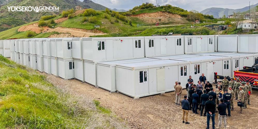 Şemdinli'ye muhtemel depreme hazırlık için konteyner nakliyatı