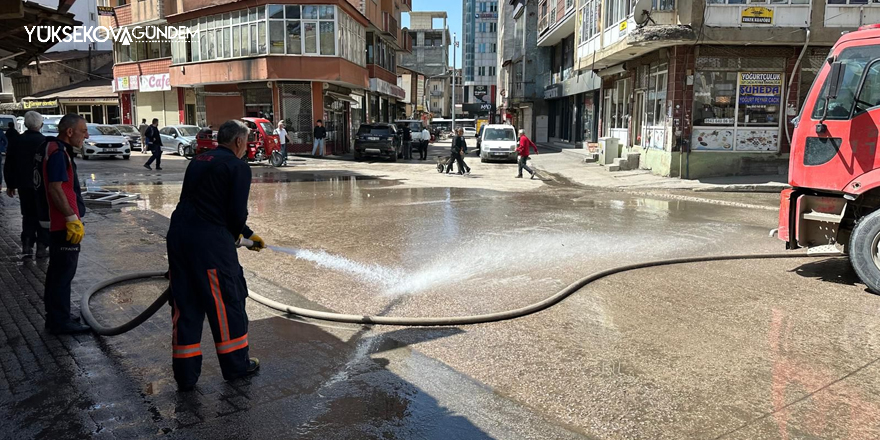 Yüksekova Belediyesinden temizlik çalışmaları sürüyor